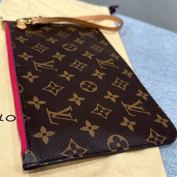 Louis Vuitton Monogram Wristlet In Excellent Condition - Picture 8 of 16